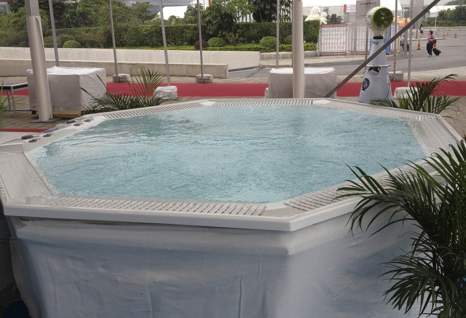 Vasca idromassaggio da esterno jacuzzi gigante AR-005