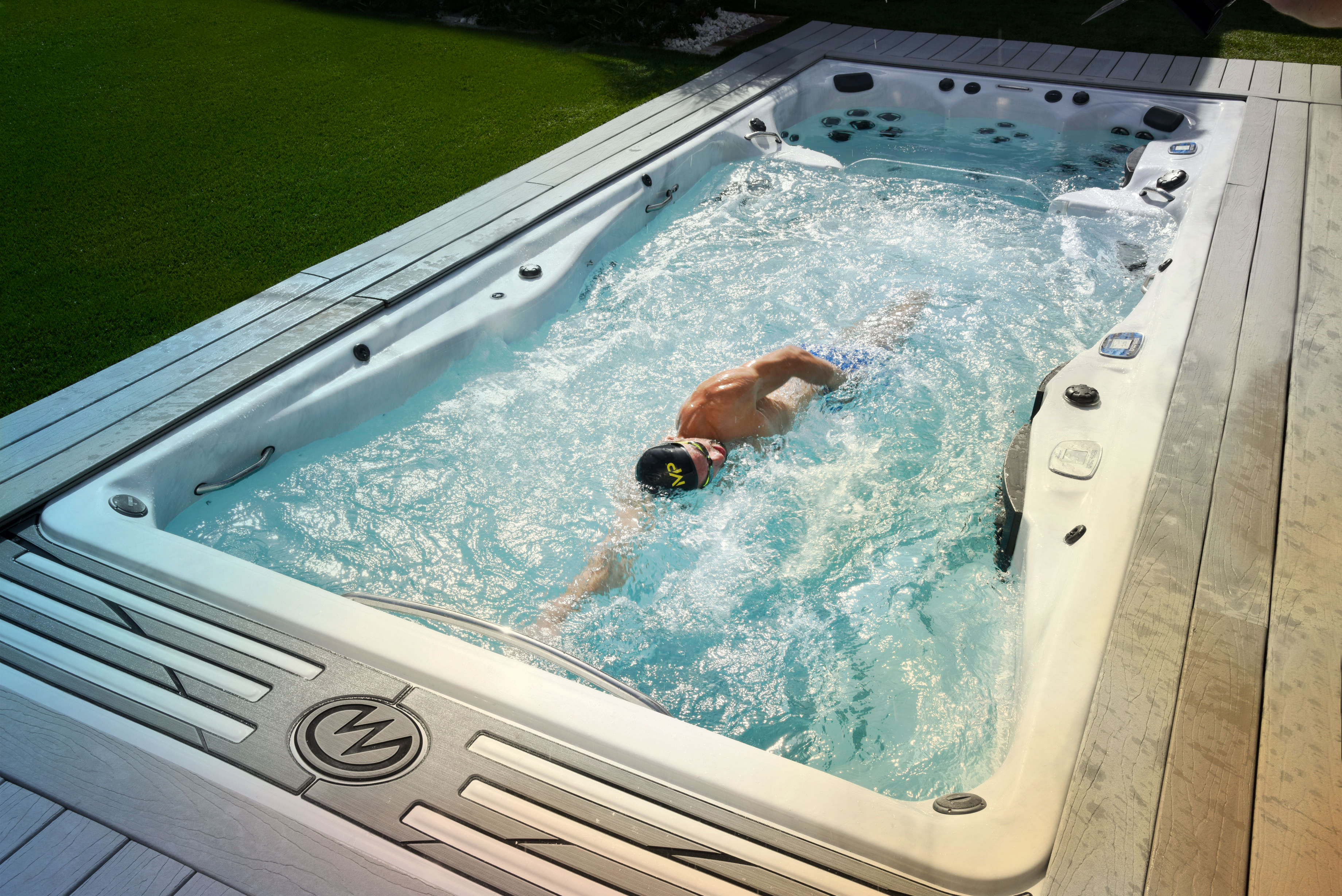 Piscina idromassaggio per nuotare, allenamento e divertimento in un solo posto