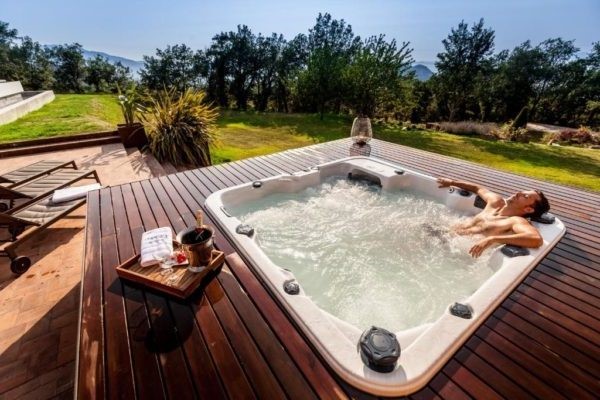 Lussuosa jacuzzi da esterno esclusivamente per voi