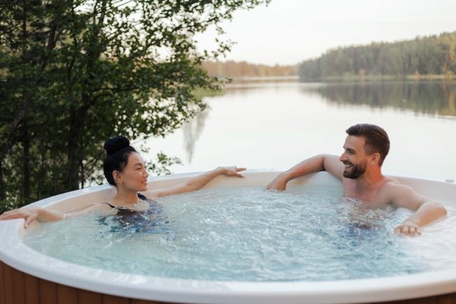 Bagni all'ombra in una vasca idromassaggio da esterno